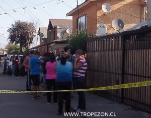 Vecinos del sector en frente de la casa de este lamentable caso