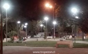 Plaza iluminada por fin después de meses de espera 