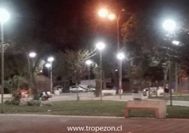 Faroles alumbran plaza pública después de meses en Pudahuel
