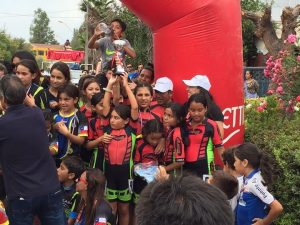 Equipo Uzi Roller levantando el trofeo