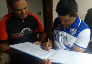 Víctor Hugo Garrido firmando el libro de socios del club Team Mapu Pudahuel. 