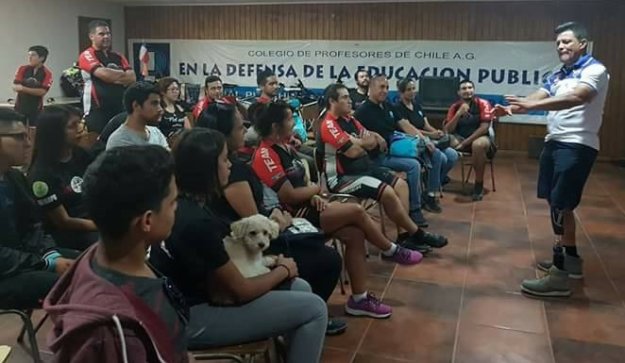 Pentacampeón paralímpico conversando con los invitados al evento. 