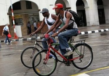 Pudahuelinos crean grupo de Facebook para reunir y regalar bicicletas usadas a vecinos haitianos