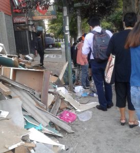 Vecinos se las arreglan para no tocar los escombros