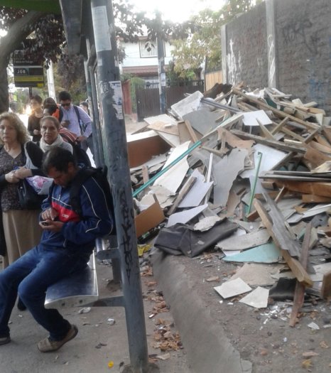 Los escombros incomodan a usuarios de la locomoción colectiva