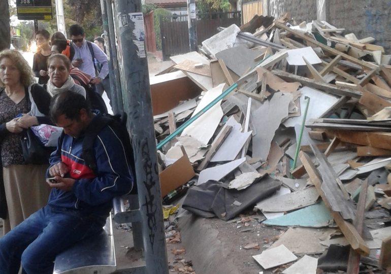 Vecinos molestos: Escombros intervienen normal funcionamiento de paradero de buses en Pudahuel