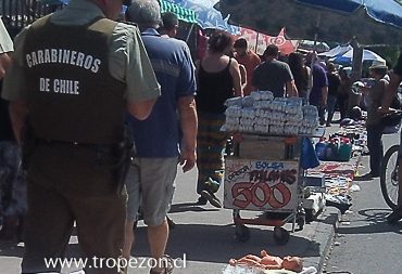 Comercio ambulante impide el libre paso por vereda de Pudahuel