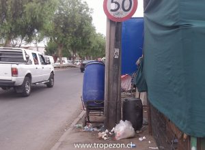 Obstáculos impiden el libre paso de la gente por vereda 