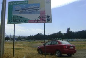 letrero que anuncia construcción de cuartel PDI