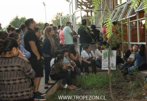 La gente debió observar desde el exterior por no haber espacio al interior del recinto