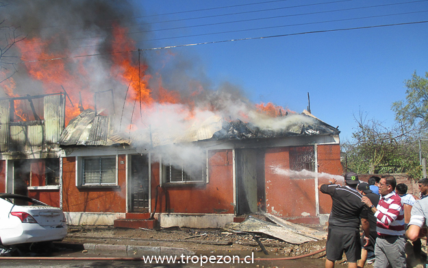 Casa destruida por el fuego por calle San Joaquín