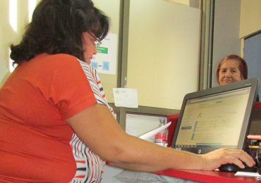 Pacientes del programa adicciones del C.R.S. donan “apoya pies” para los funcionarios del establecimiento
