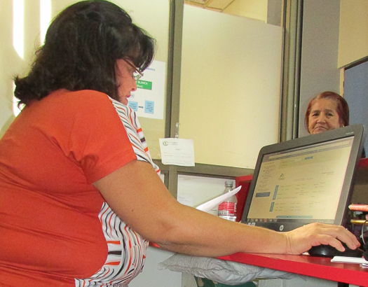 Pacientes del programa adicciones del C.R.S. donan “apoya pies” para los funcionarios del establecimiento