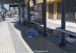 Paradero de buses en donde duermen varios hombres en situación de calle, en donde han fallecido dos en menos de 20 días