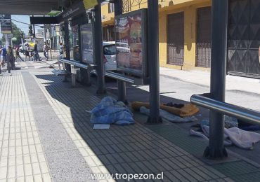 Encuentran hombre muerto en paradero de buses en Pudahuel