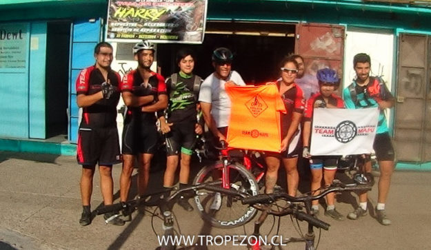 Team Mapu junto al deportista Víctor Hugo Garrido.