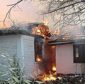 Incendio al interior de la ex unidad policial (foto de Camila)