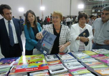 Presidenta Bachelet visita Pudahuel para inspección de textos escolares que serán repartidos en el país