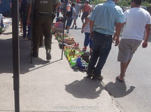 Vereda ocupada y la gente debe caminar por la calle