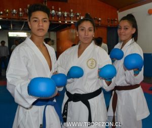 Sensei Elizabeth Retamal junto a dos deportistas destacados en la disciplina