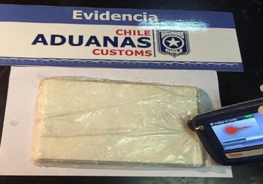 Incautan cocaína impregnada en papel en aeropuerto de Pudahuel