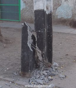 En Esta condición de inseguridad se encuentra esta poste desde el miércoles 6 de abril 