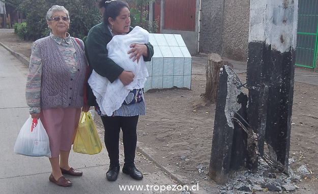 Camión colisiona con poste del tendido eléctrico en Pudahuel