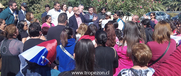 Personas pertenecientes a comités de allegado en dialogo con el alcalde al interior del recinto municipal