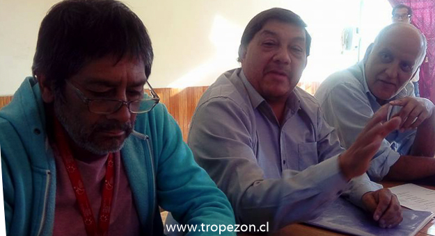 Parte de la directiva del PS comunal Pudahuel, su presidente Walter González al centro junto a dos directivos