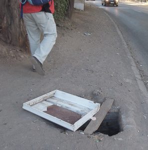 Zona de peligro a metros de paradero de buses del Transantiago (verada poniente) de la Avenida La Estrella con JJ. Pérez en Cerro Navia