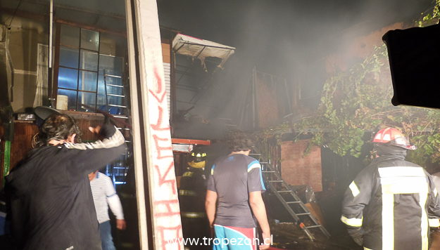 Incendio en Cerro Navia deja tres casas destruidas y decena de damnificados