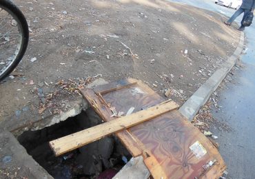 Desconocidos rompen tapa de sumidero de aguas lluvia en Cerro Navia