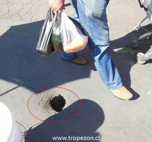 Hoyo en donde gente ha introducido sus pies, se ha caído y lastimándose