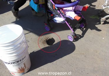 Agujero en medio de calle de feria libre provoca varios accidentes de Pudahuel