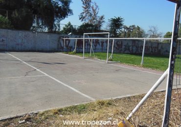 Desconocidos desmantelan cierre perimetral de cancha de Baby Futbol en Pudahuel