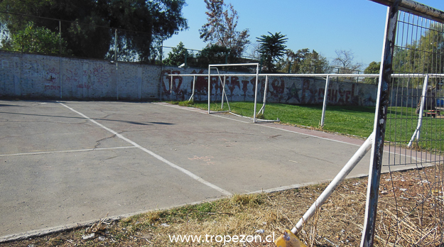 Roban rejas perimetral de cancha