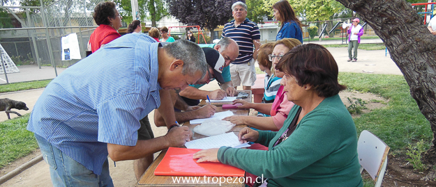 Vecinos en la lucha por su sede comunitaria, reuniendo firma para su recuperación