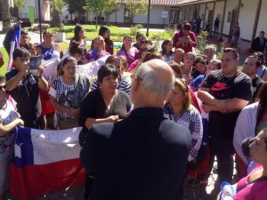 Dirigentes y vecinos reunidos con el alcalde de Pudahuel, Johnny Carrasco