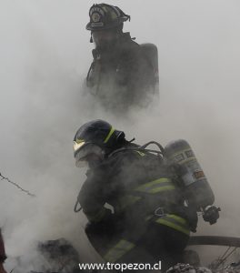 Bomberos de la bomba Pudahuel controlando el incendio
