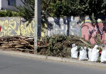 Cada vez son más los escombros acumulados en intersección de transcurrida calle de Cerro Navia