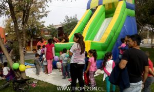 Decena de niños disfrutaron del juego inflable 