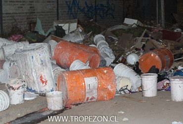 Cerro Navia: Desconocidos botan 200 litros de peligroso material químico inflamable en vía pública