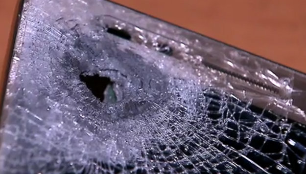Impacto de bala que dio en celular de un joven pudahuelino y que le salvo la vida