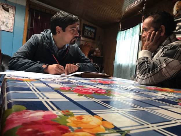 Alcalde de Cerro Navia, Mauro Tamayo, realizando su labor como censista