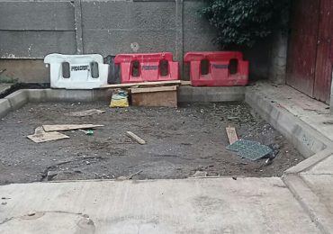 Pudahuel a medias: Vecinos aún no reciben solución por calle a medio terminar