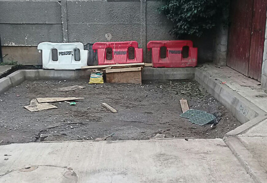 Pudahuel a medias: Vecinos aún no reciben solución por calle a medio terminar