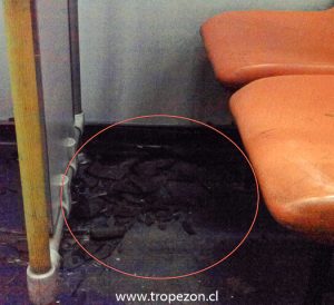 Pedazos de vidrios de ventana del bus que cayeron a una pasajera tras recibir un piedrazo