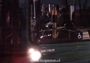 Rompen vidrio de bus Transantiago con piedras y palos