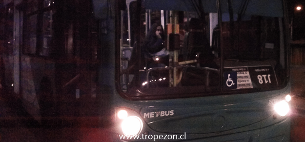 Rompen vidrio de bus Transantiago con piedras y palos