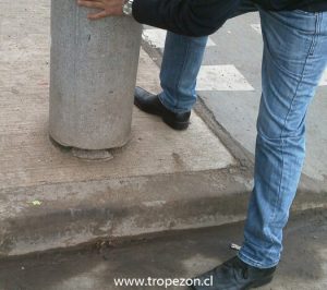 Cilindros de cemento que se encuentra desajustado de su base 
